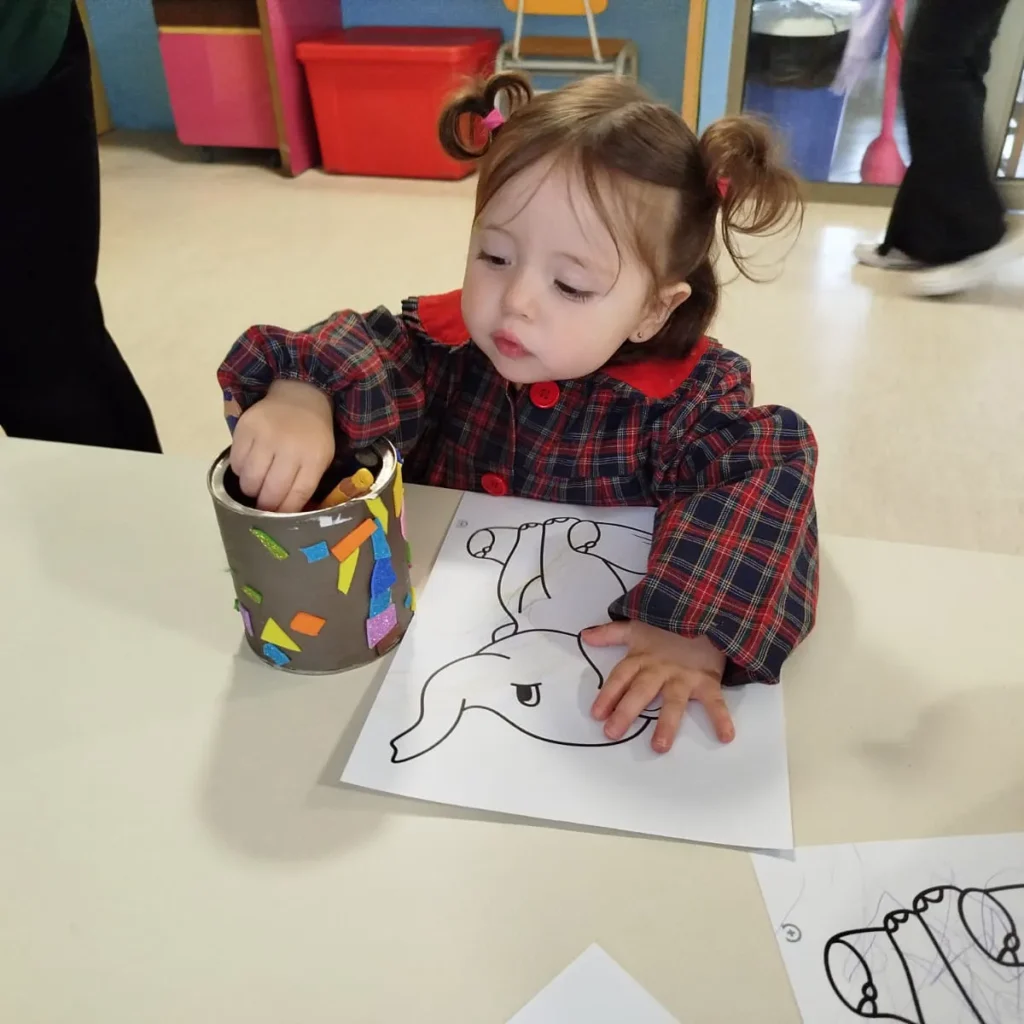 Niños y niñas en actividades del jardín infantil Il Mio Sole