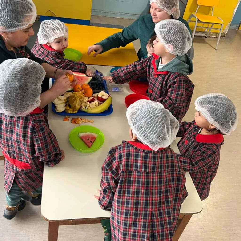 Niños participando en taller de cocina