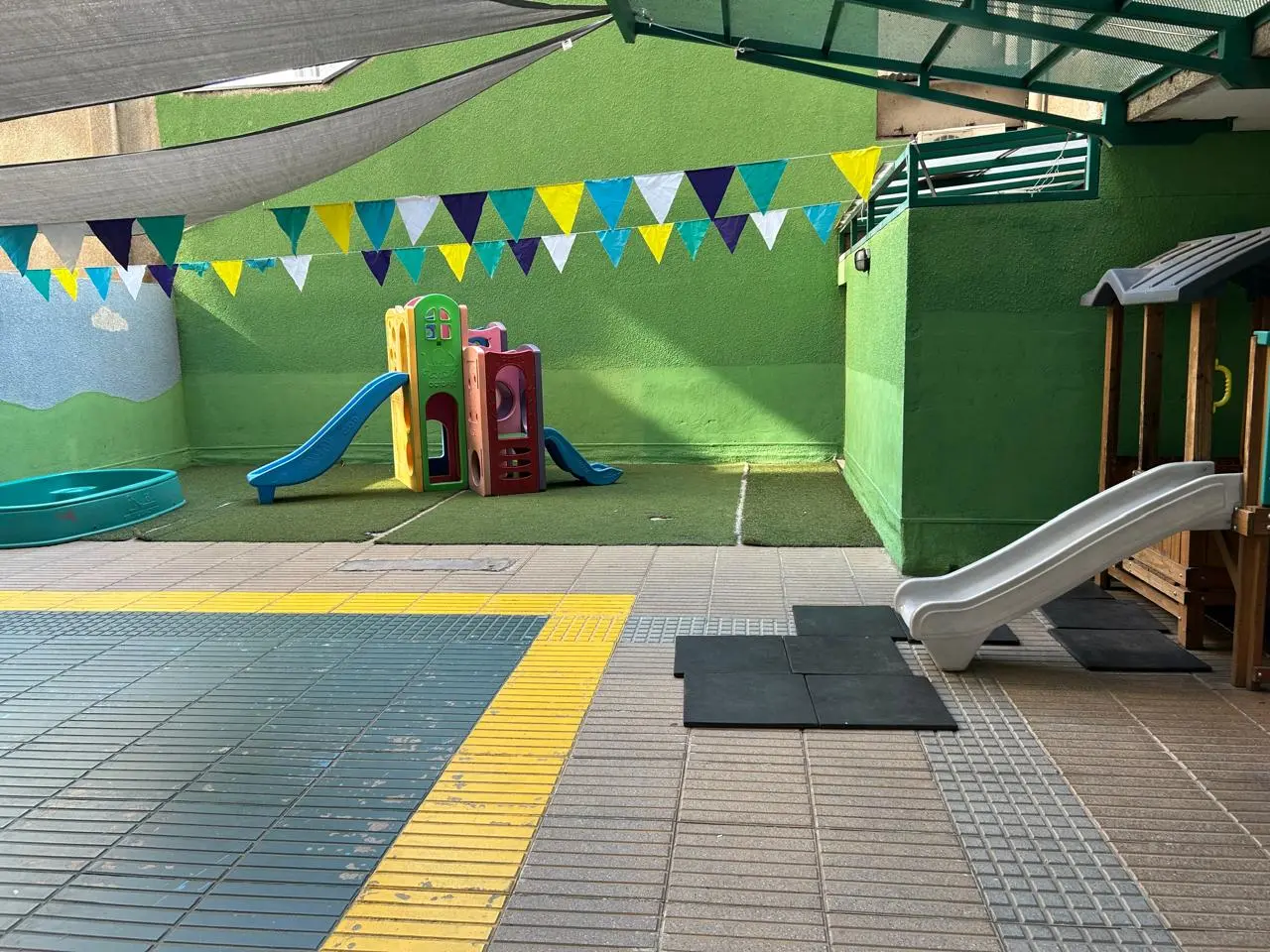Patio exterior con juegos infantiles